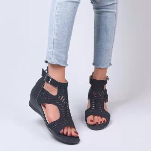 Dame wedge-sandaler med iøjnefaldende snit og åndbar overfladestruktur Stilla
