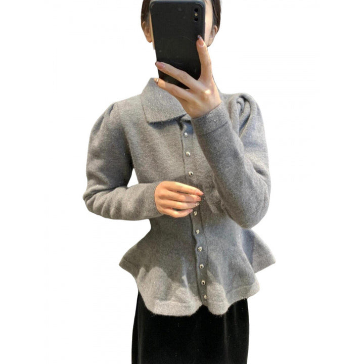 Kvinders peplum-top lavet af blødt strik med elegante knapper Stilla