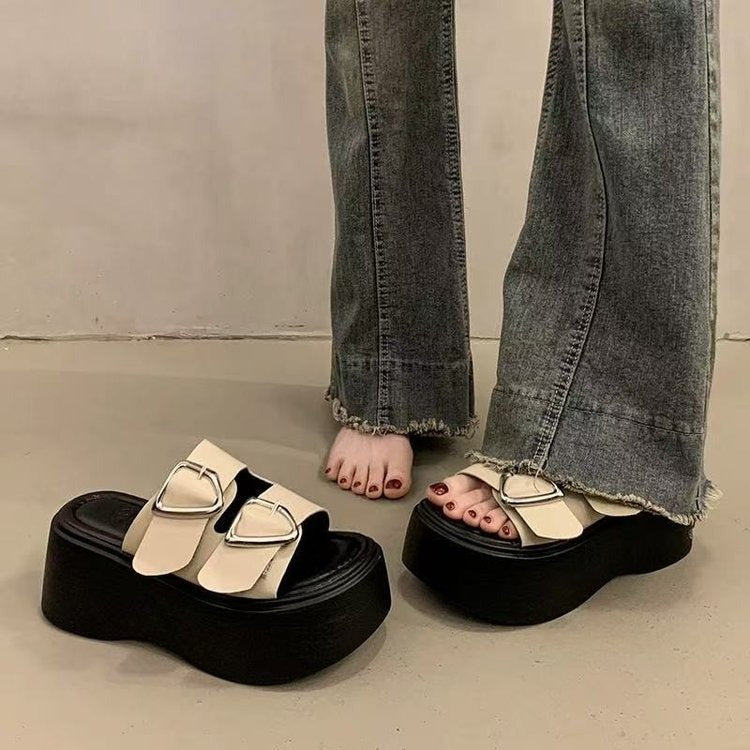 Dame Plateau-sandaletter med smart remdesign og extravagant accent Stilla