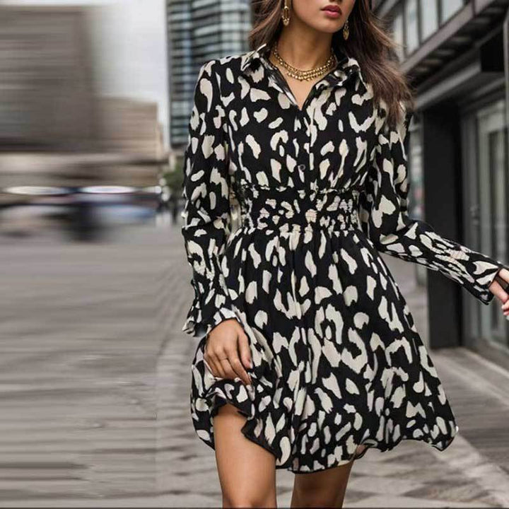 Dames skjortekjole med raffineret omslagdesign og elegant leopardprint Stilla