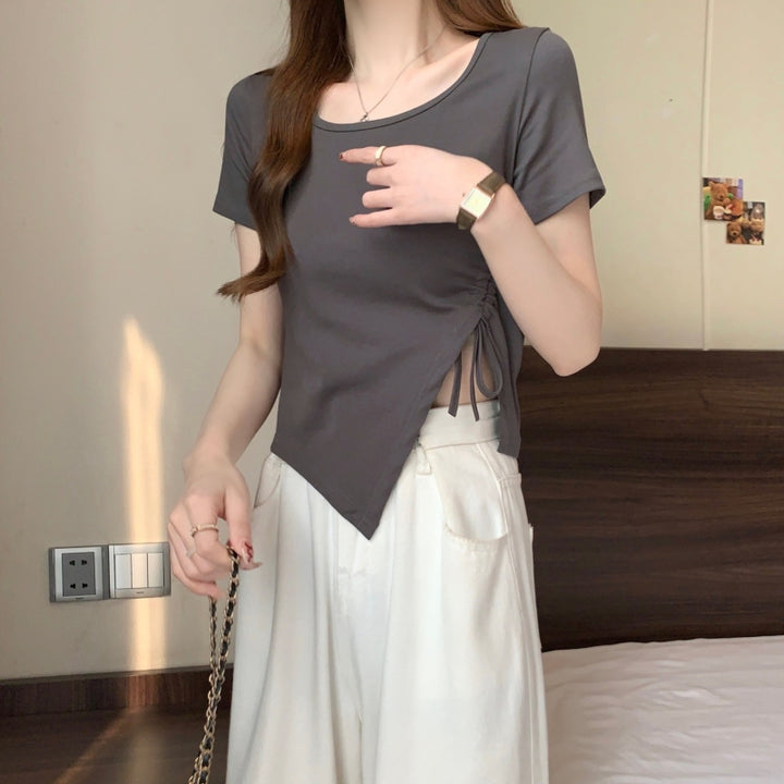 Femme Asymmetrisk kant T-shirt med sidelille detaljer Stilla