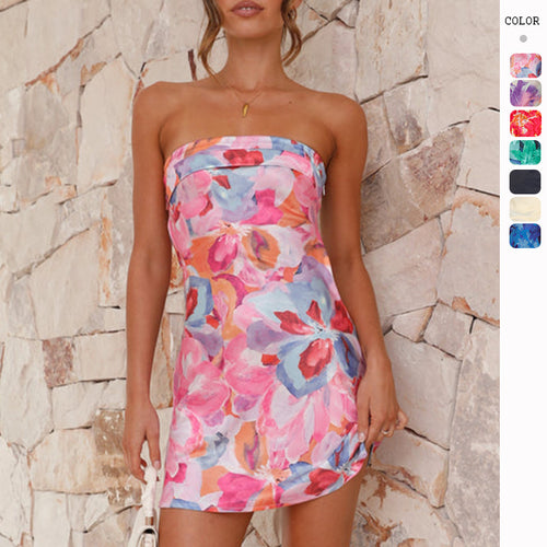 Dame flirty mini kjole i bandeau stil med blomster accenter og volang kant nederst