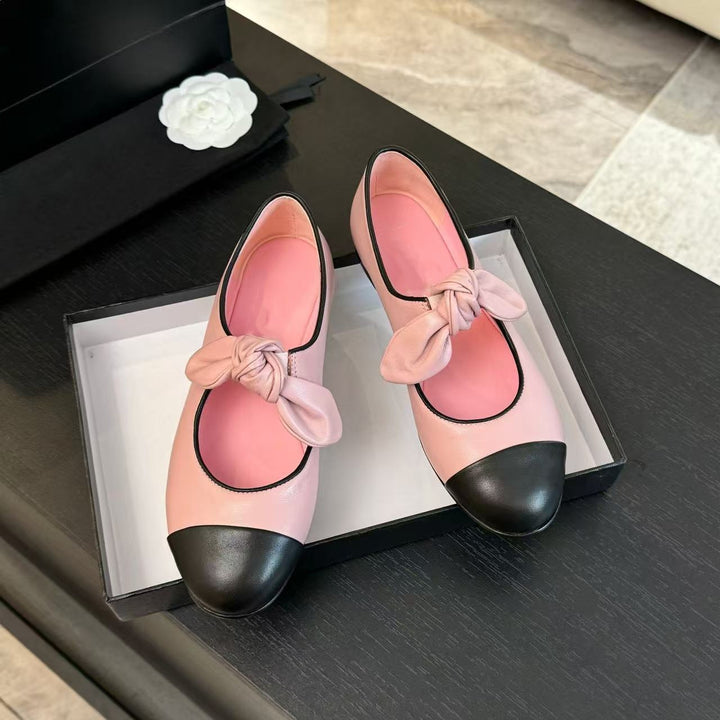 Dameballerinas med fashionable sløjfede accenter og elegant tofarvet udseende Stilla