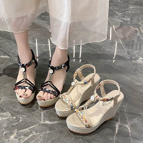 Dame Wedge-sandaler med farverigt flettet remdesign og komfortabelt fodbund Stilla