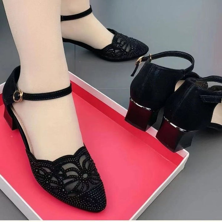 Damer eksklusive pumps med elegant spidsdesign og dekorerede remme Stilla