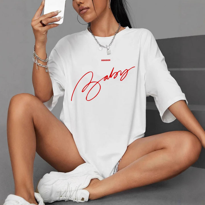 Dame T-Shirt med kunstnerisk statement-tryk og oversized snit Stilla