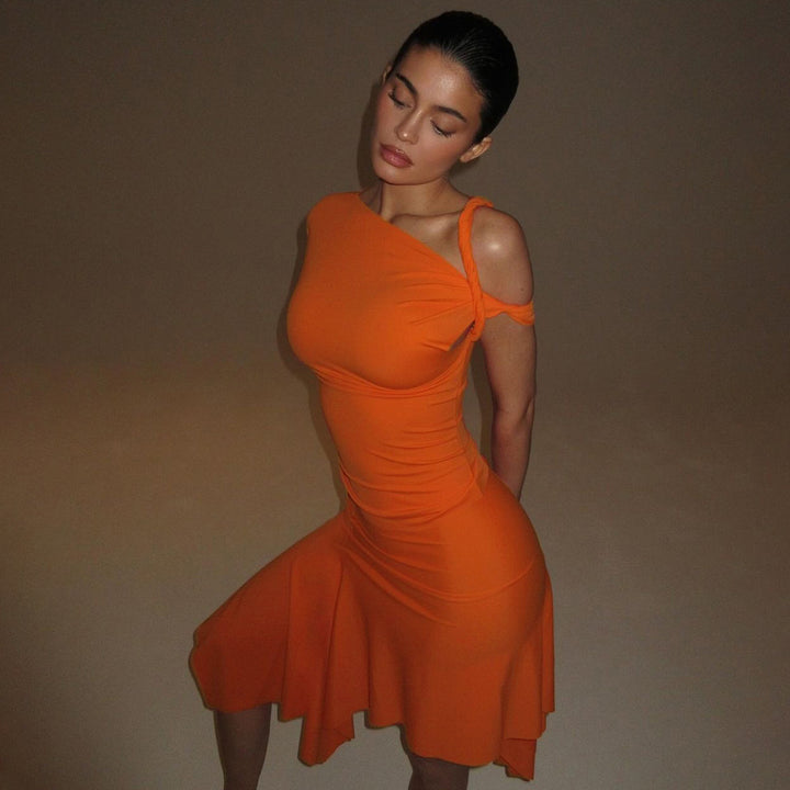 Damer Chic Asymmetrisk Minikjole med transparente detaljer og figursympatisk snit Stilla