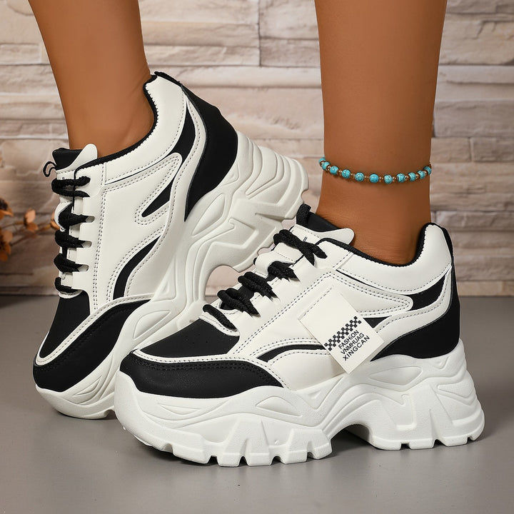 Dame Urbane Retro-Sneakers med markant profil og åndbar overflade Stilla