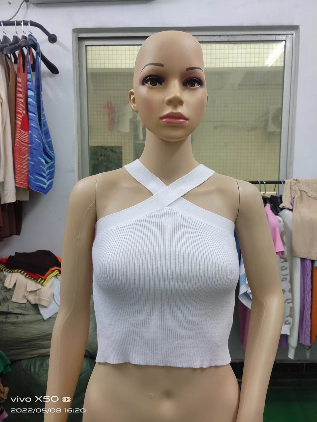 Dame Crop-Top med stilfuldt krydsbånddesign Skovae