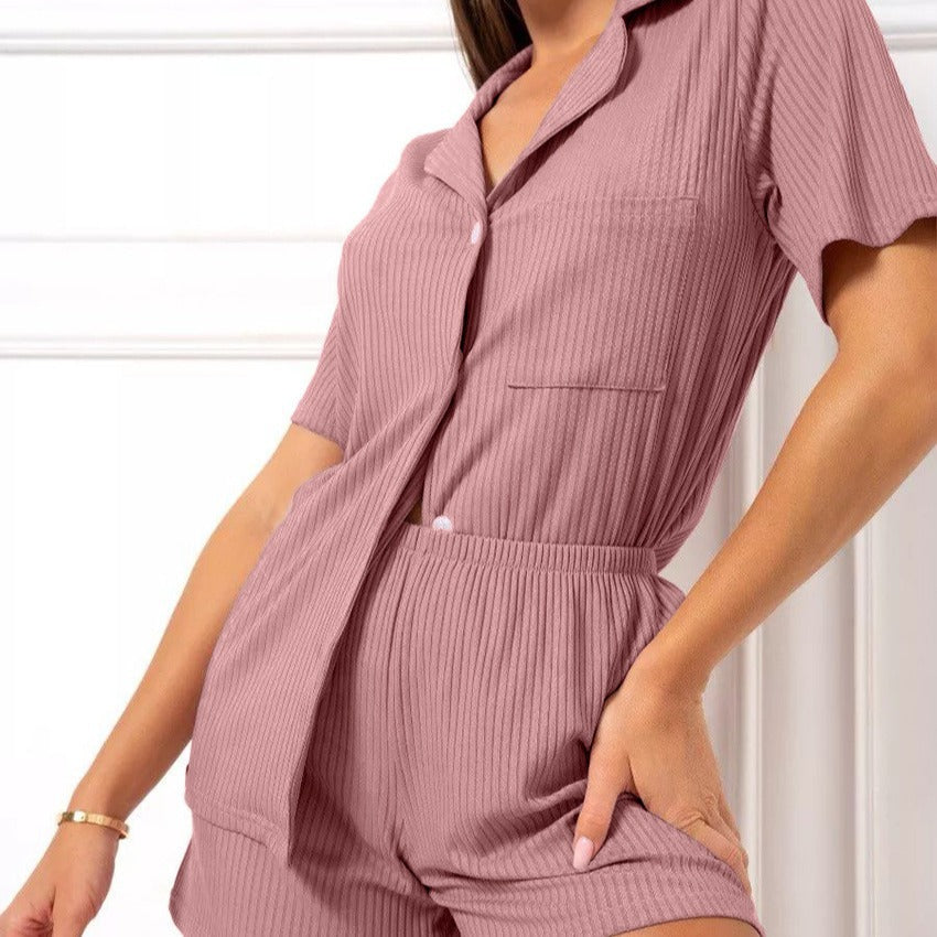 Dame pyjamasæt med kortærmet bluse og shorts i behagelig ribstrik Stilla
