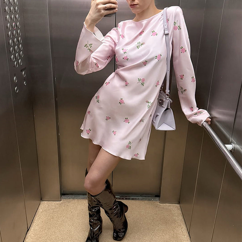 Dame blomsterprintet mini-kjole med lange ærmer og elegant snit Stilla