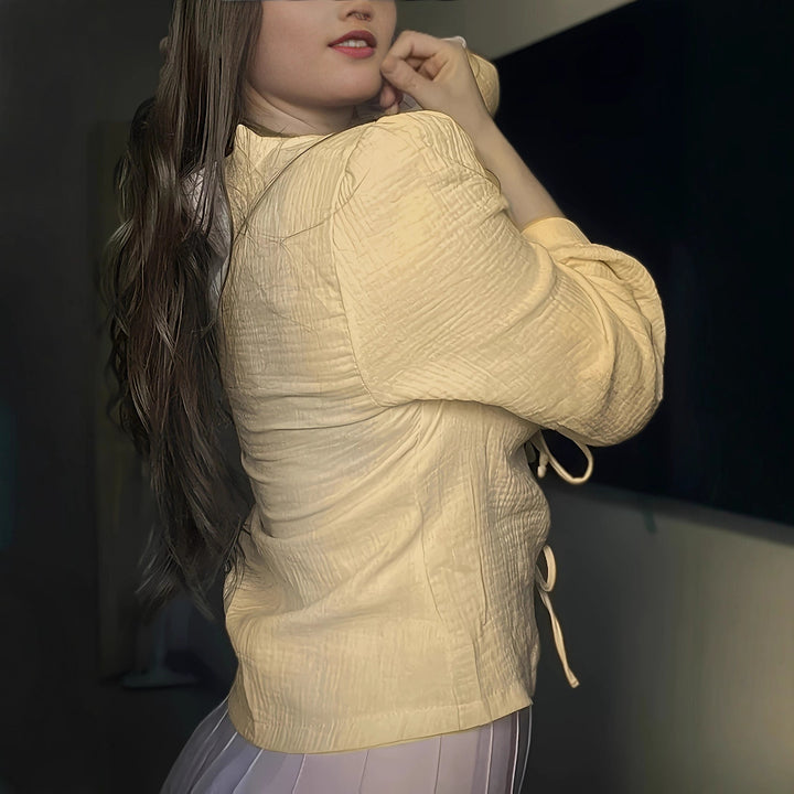 Dame stilfuld bluse med bindingsbånd og struktureret design Stilla