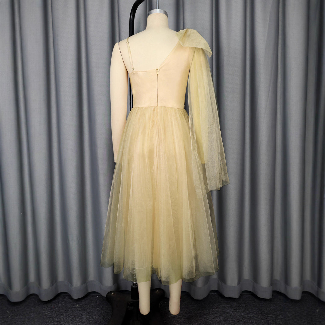 Dame festligt midikjole med asymmetrisk chiffon-overlay og blomsterapplikation Skovae