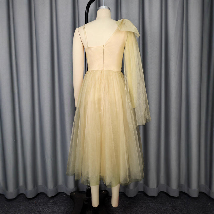 Dame festligt midikjole med asymmetrisk chiffon-overlay og blomsterapplikation Skovae