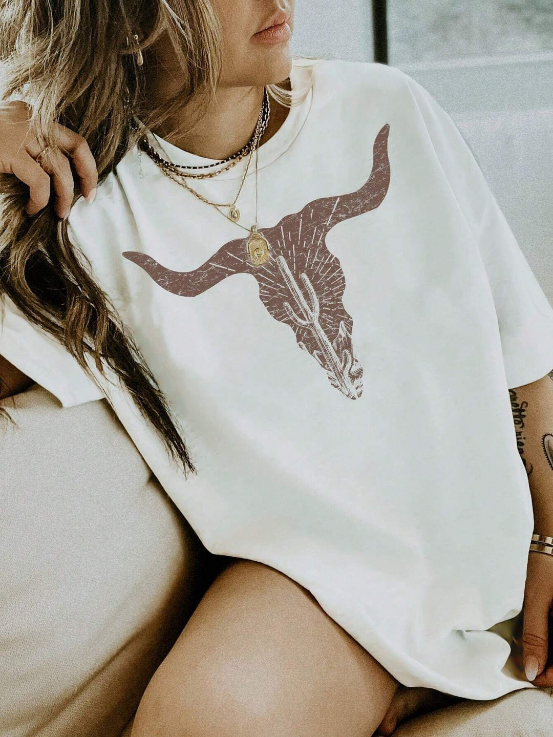 Dame T-shirt med kunstnerisk skeletmotiv og unikt tryk Skovae