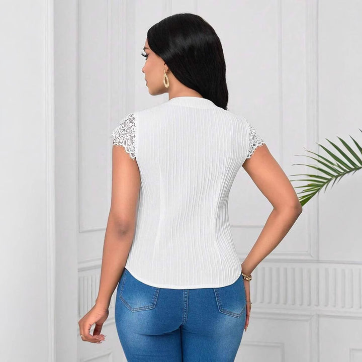Dame spidstop med fine ruffle detaljer og knaplukning Stilla