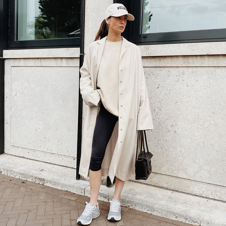 Dame Oversized Trenchcoat med moderne detaljer og knaplukninger ved ærmerne Stilla