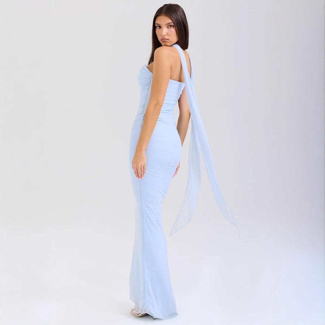 Dame tæt siddende aften kjole med strapless design og sofistikeret drapering Skovae