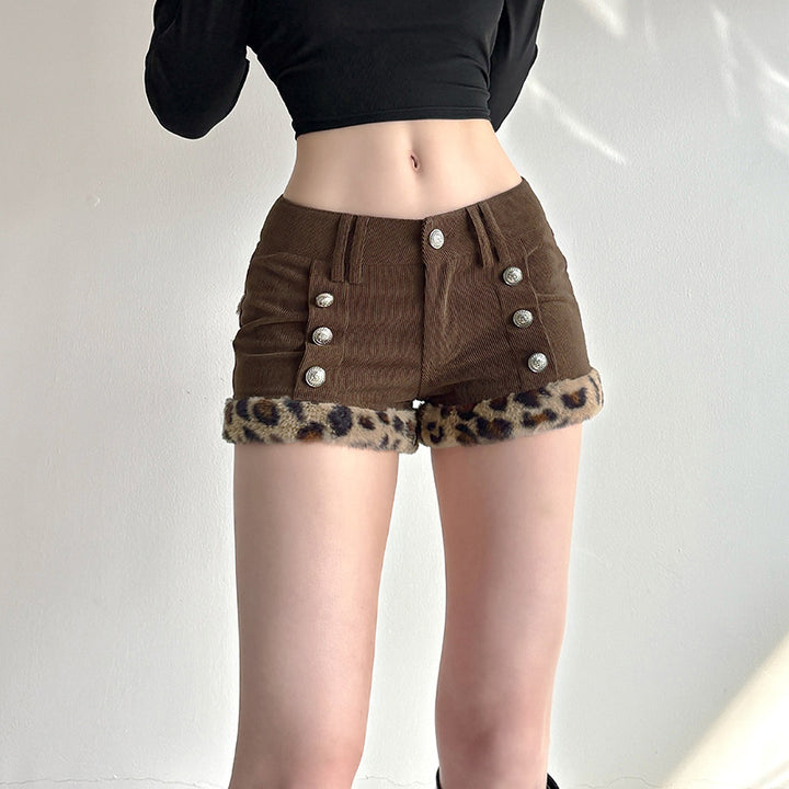 Dame shorts med elegante knapdetaljer og trendy leopardbesætning Skovae
