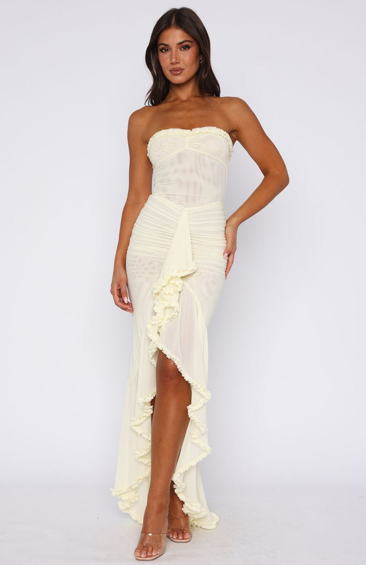 Dame Elegant Strapless Maxikjole med raffinerede ruchedetaljer og asymmetrisk snit Skovae
