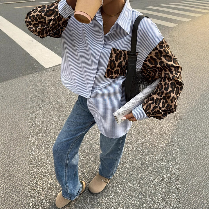 Femme nutidigt Button-Up-skjorte med dyretryk-accenter Stilla