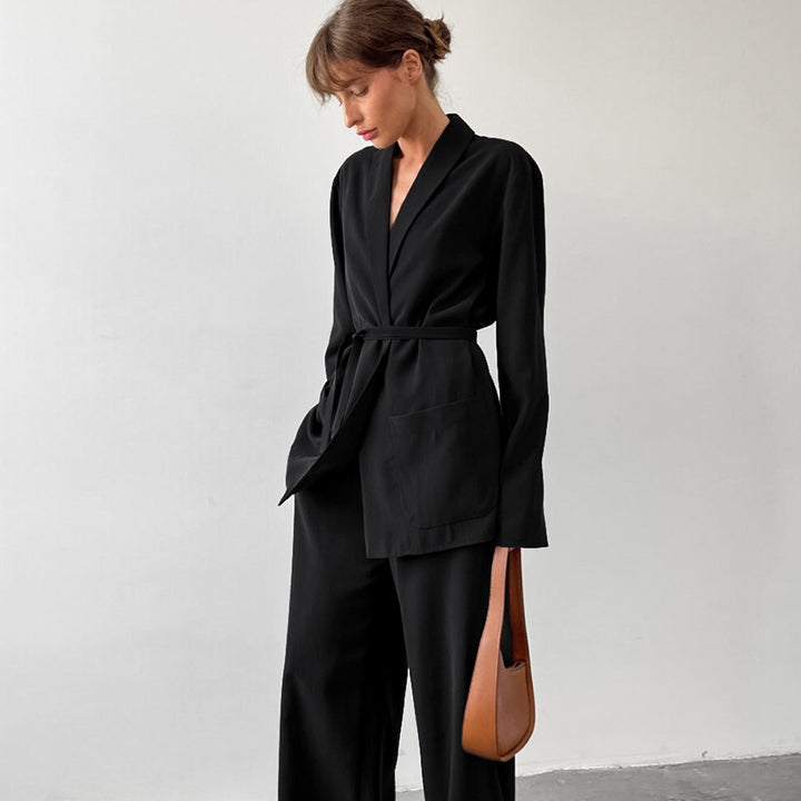 Damer elegant blazer- og bukseensemble med svingende snit og praktiske lommer Stilla