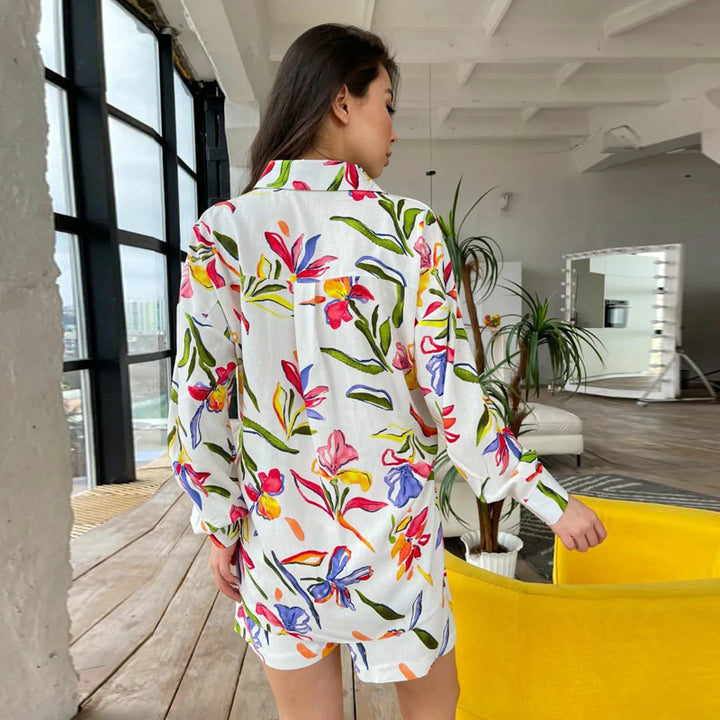 Dame Mode og legende bluse-short-kombination med blomsterdesign Stilla