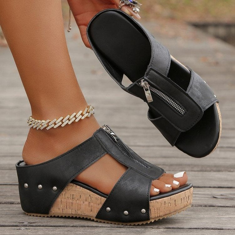 Dame Wedge-Pantoletten med stilfuld lynlås og fashionable nitter Stilla