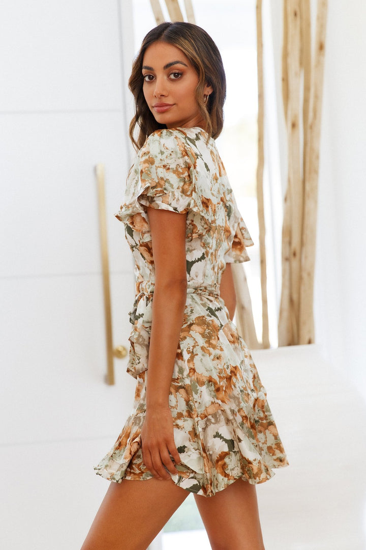 Dame Flirty Floral Wrap Mini Kjole med Flæsekanter Stilla