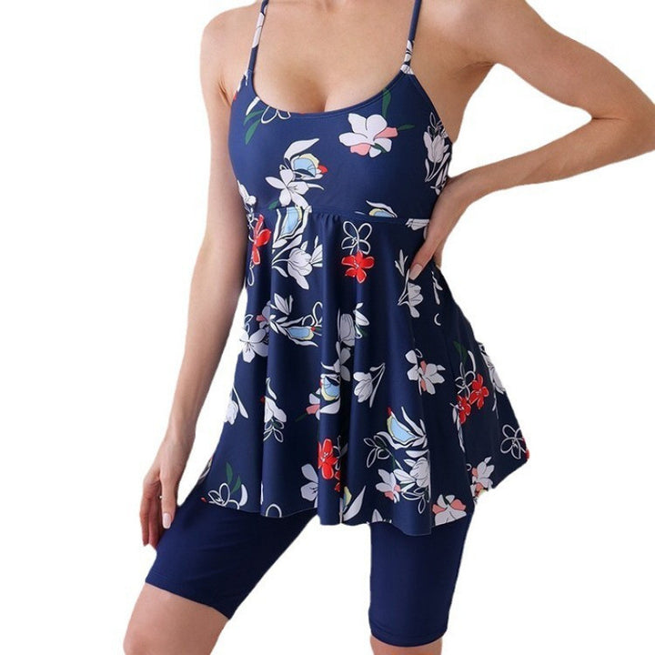 Dame badedragt med floral rock-design og sporty shorts Skovae