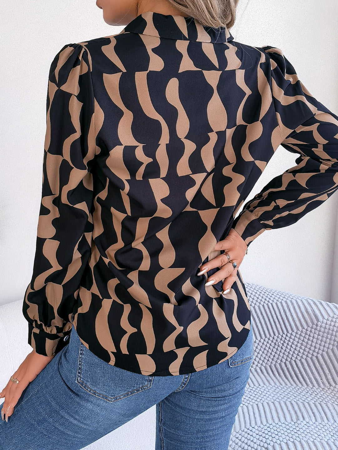 Dame Chic Bluse med moderne grafikdesign og knapdetaljer Stilla
