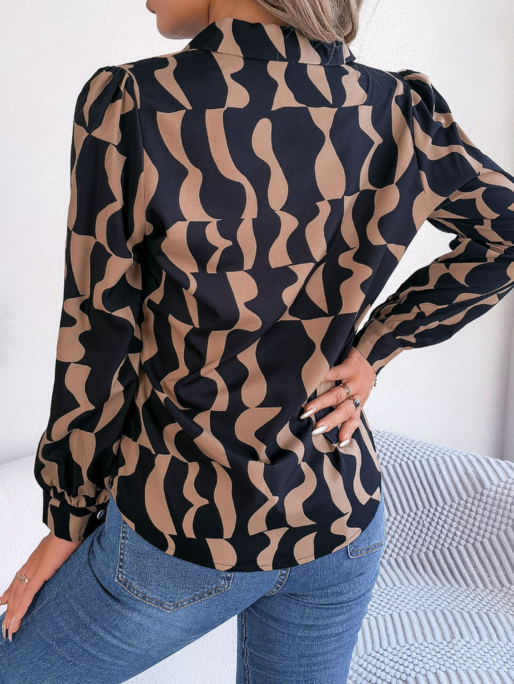 Dame Chic Bluse med moderne grafikdesign og knapdetaljer Stilla