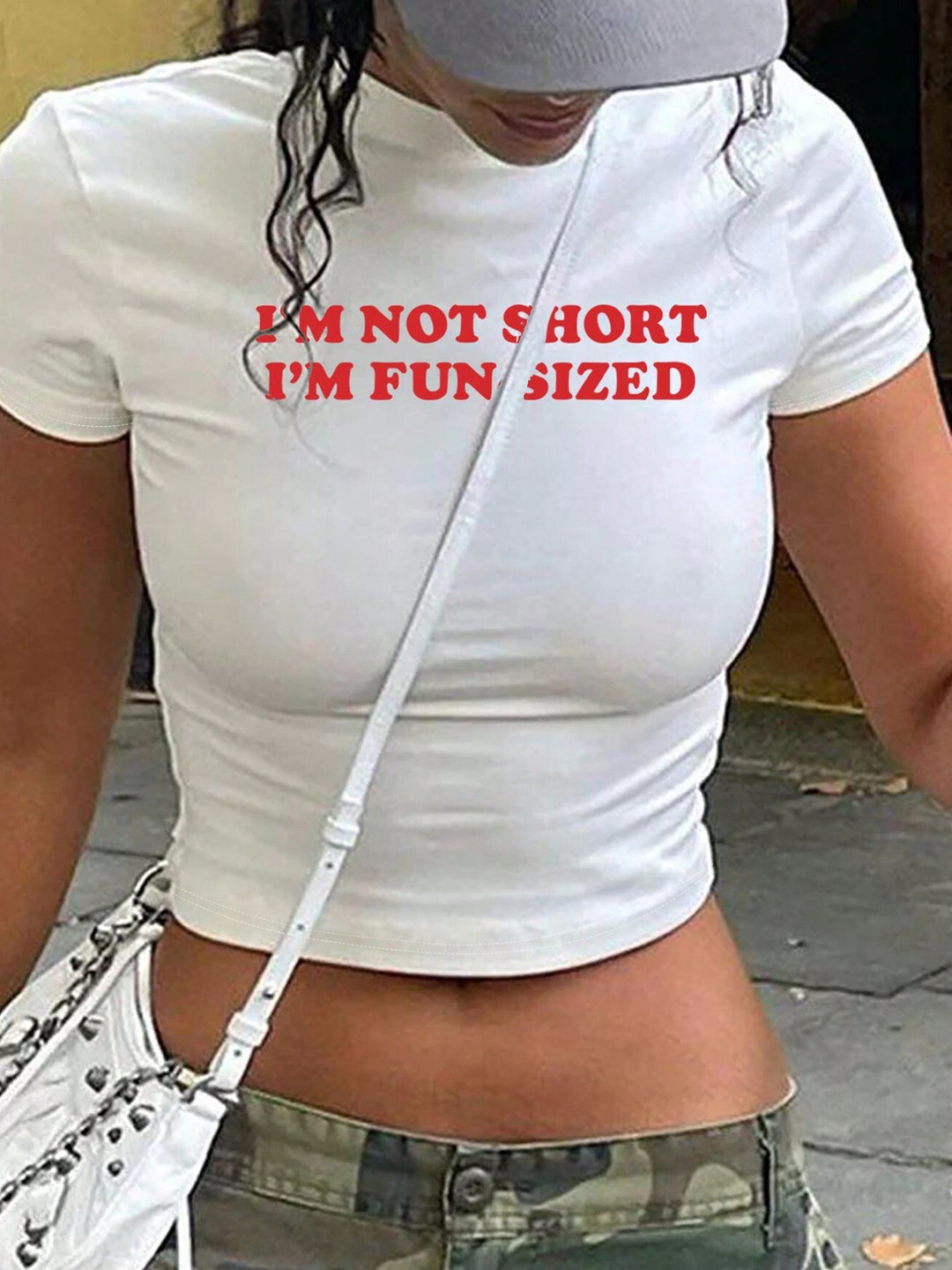 Dame Crop-T-Shirt med kunstnerisk læbemotiv og kreativt tryk Skovae