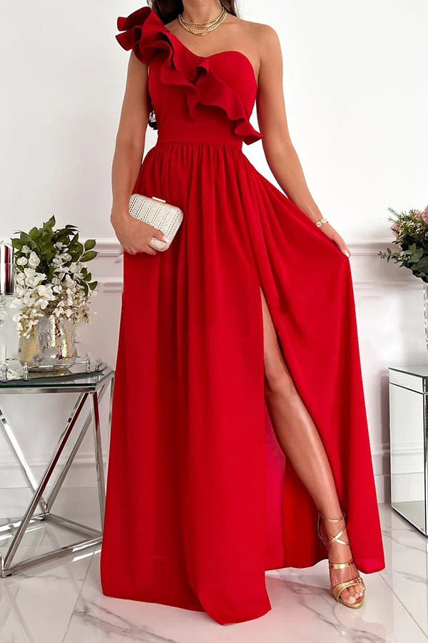 Dame maxikjole med asymmetrisk snit og voluminøst flæse-detalje Skovae
