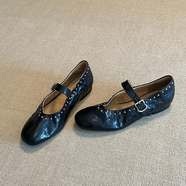 Damer med nitter udsmykkede Mary Jane flats Stilla