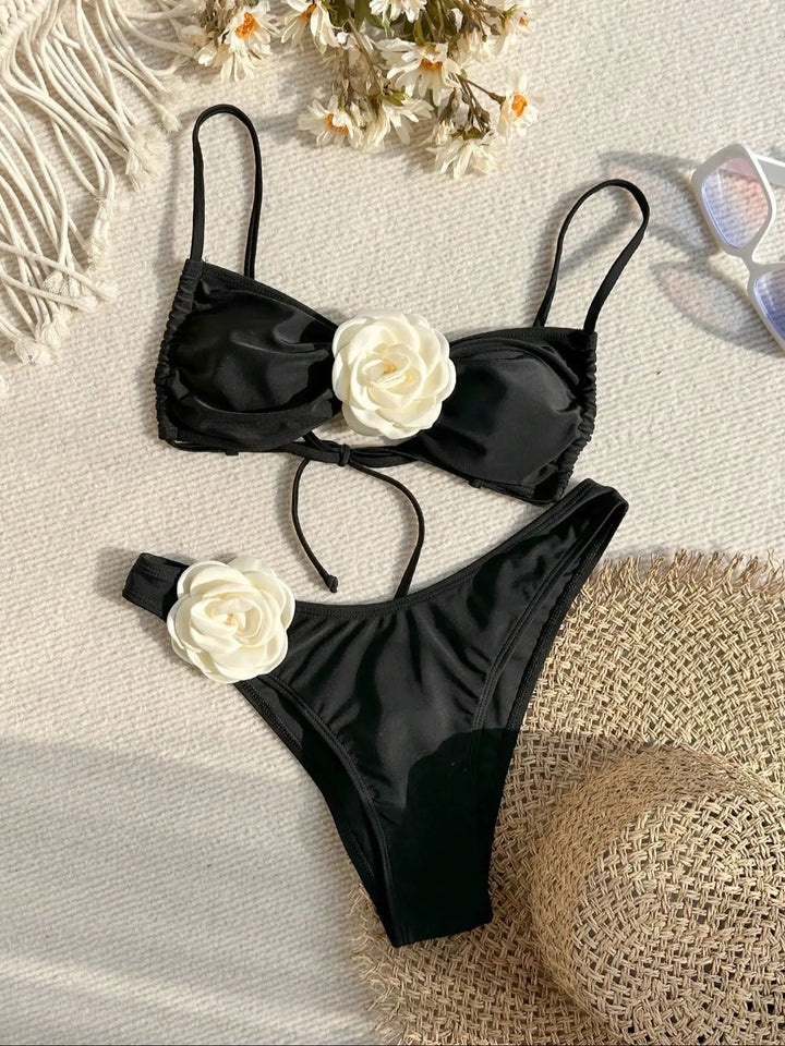 Dame bikini-sæt med romantisk blomsterdetalje og elastisk stof Stilla