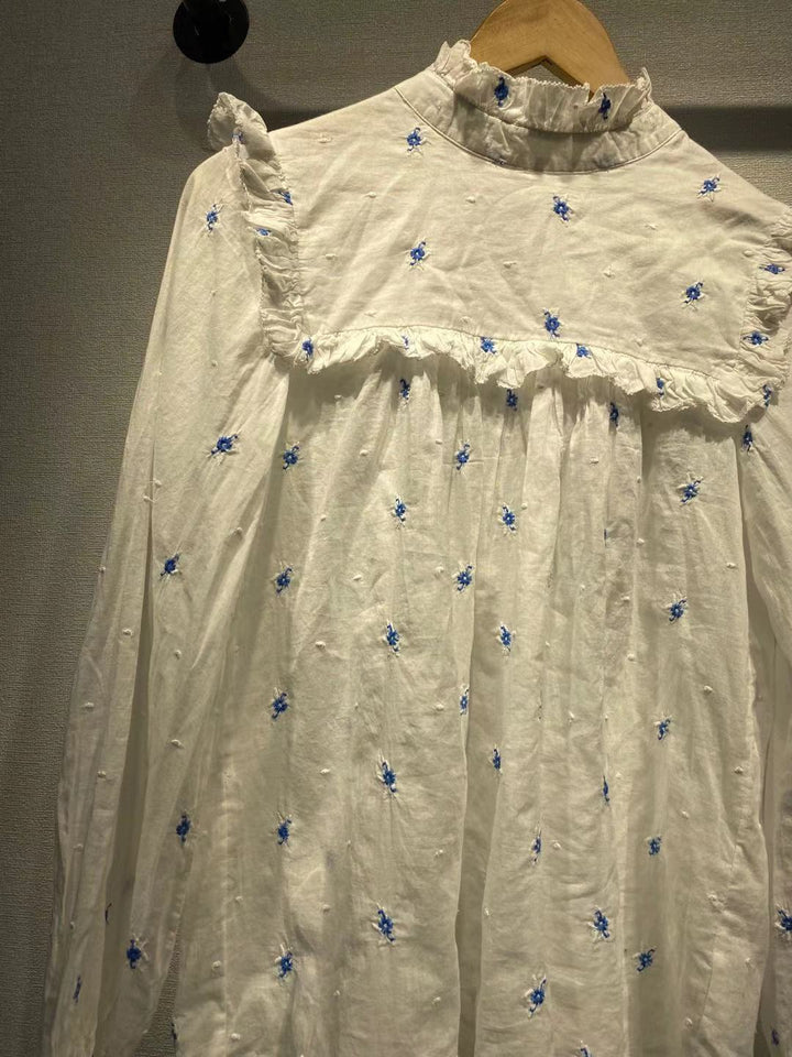 Dame blouse med voluminøse flæsedetaljer og florale broderier Stilla