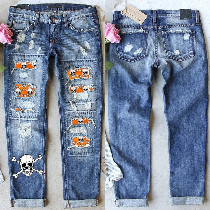 Damejeans med afslappet ripped-design og iøjnefaldende dødningehoved-applikationer Stilla