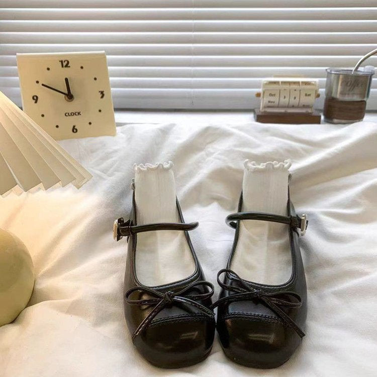 Dame Ballerinas med høj kvalitet glans og elegant remdesign Stilla