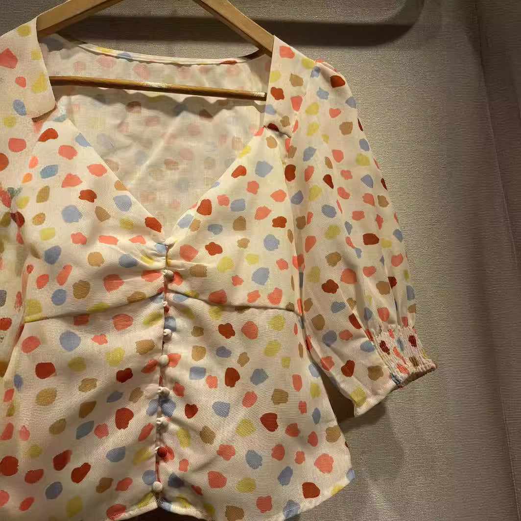 Damebluse med romantisk pufærme og legende prikkemønster Stilla