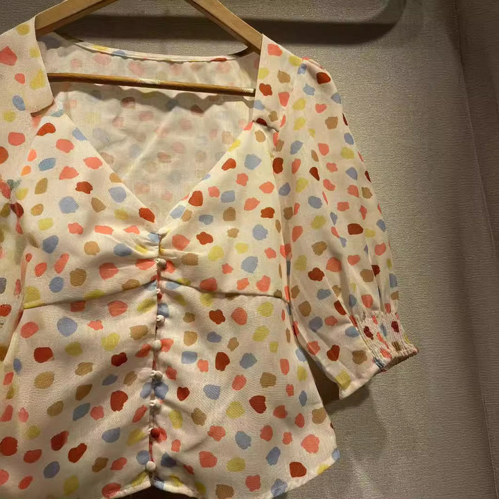 Damebluse med romantisk pufærme og legende prikkemønster Stilla