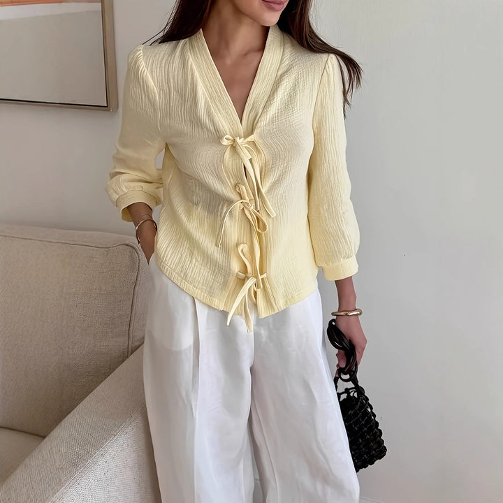 Dame stilfuld bluse med bindingsbånd og struktureret design Stilla