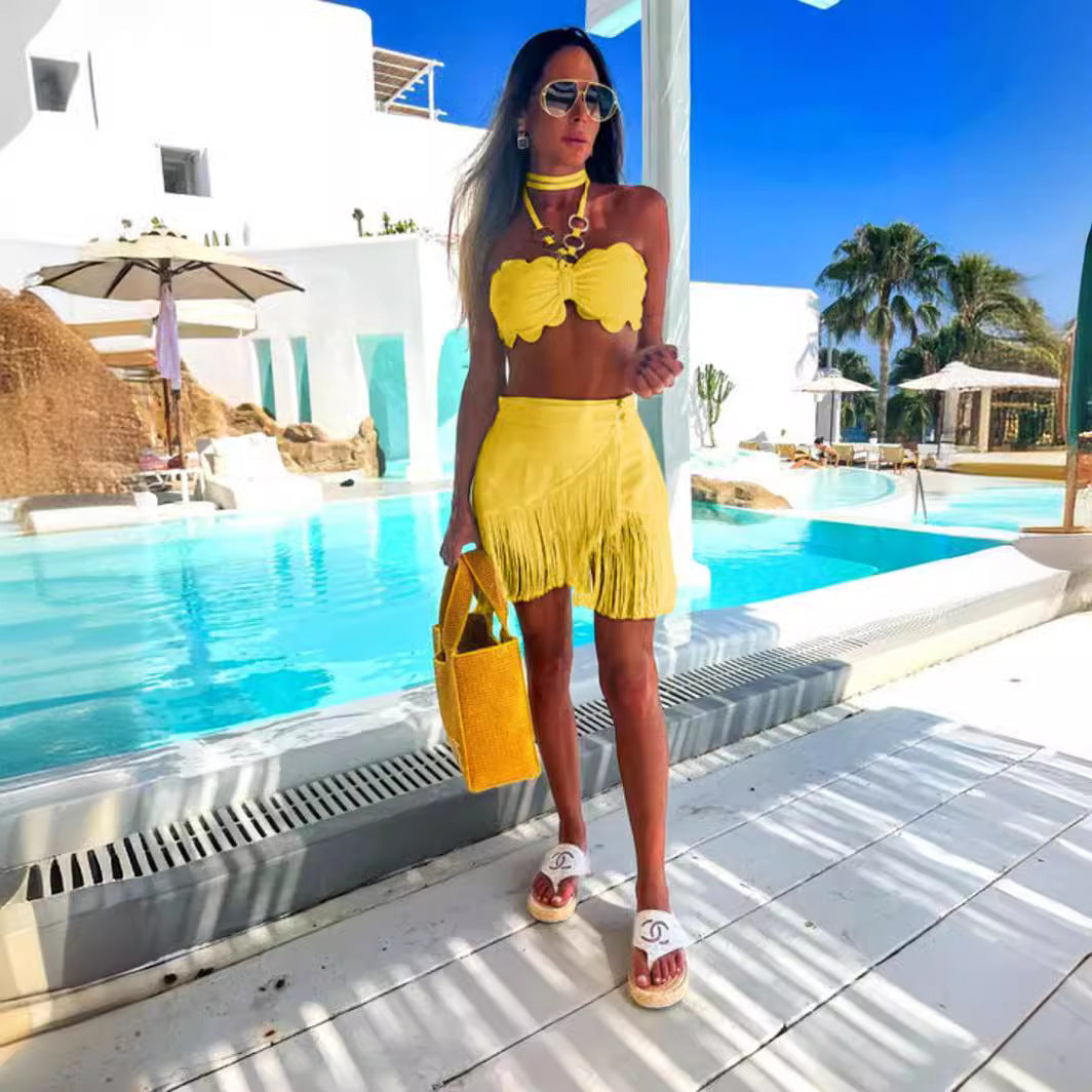 Dame bikini sæt med frynset nederdel og dekorativ halterneck Stilla