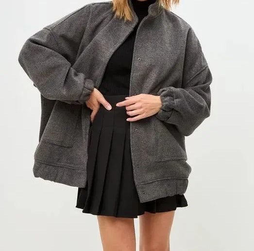 Dame Oversized Jakke med voluminøse ærmer og en moderne snap-front Stilla