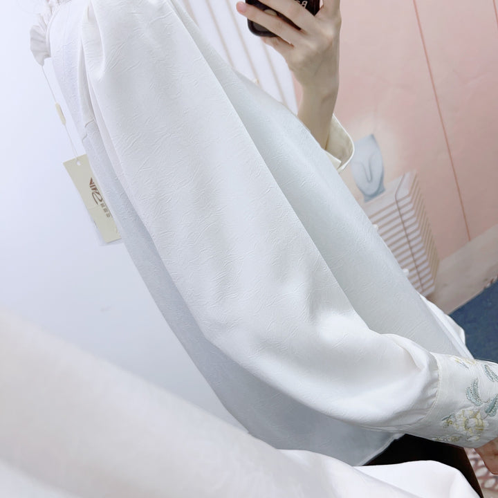Damebluse med kunstnerisk broderidesign og raffinerede detaljer Stilla