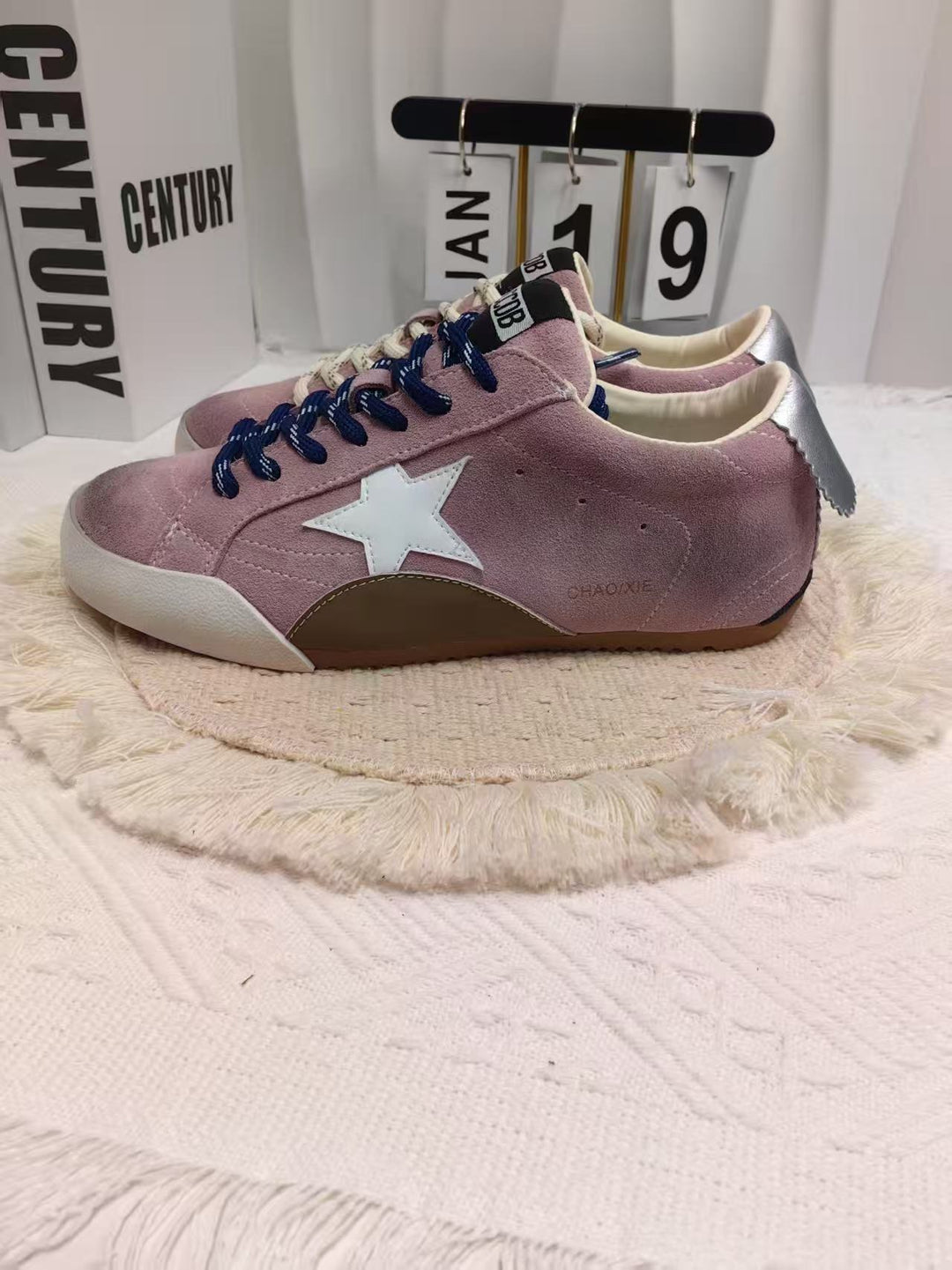Dame sneakers med blødt ruskind og moderigtige detaljer Stilla