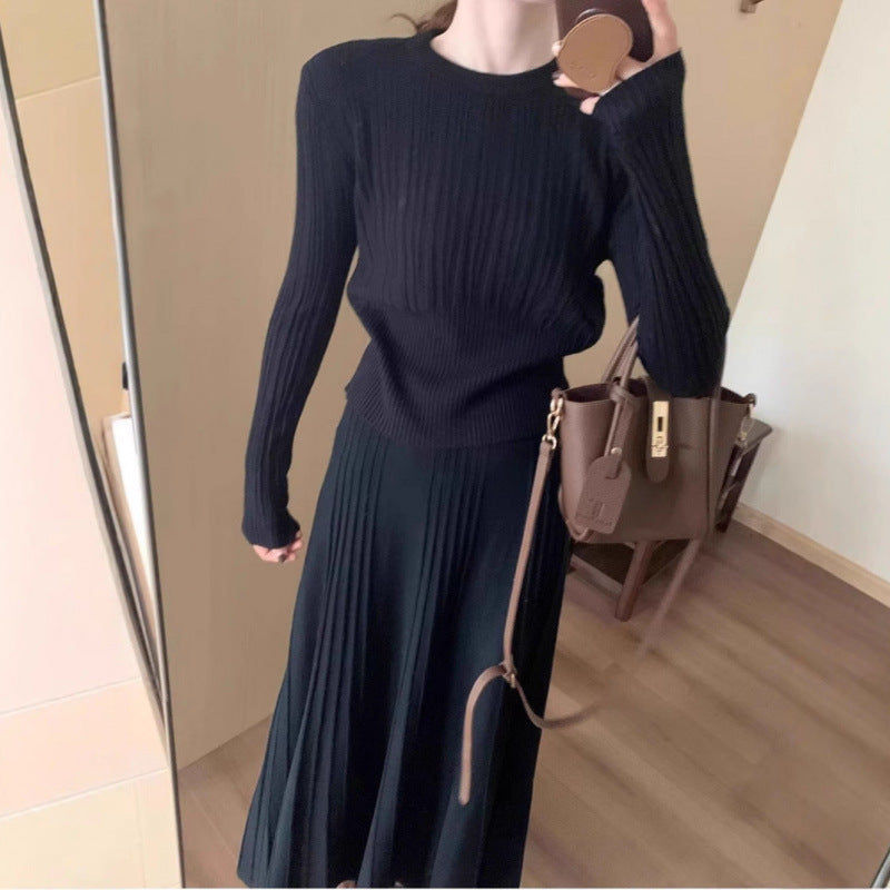 Kvinders strikket sæt med plisseret nederdel og tone-i-tone pullover Stilla
