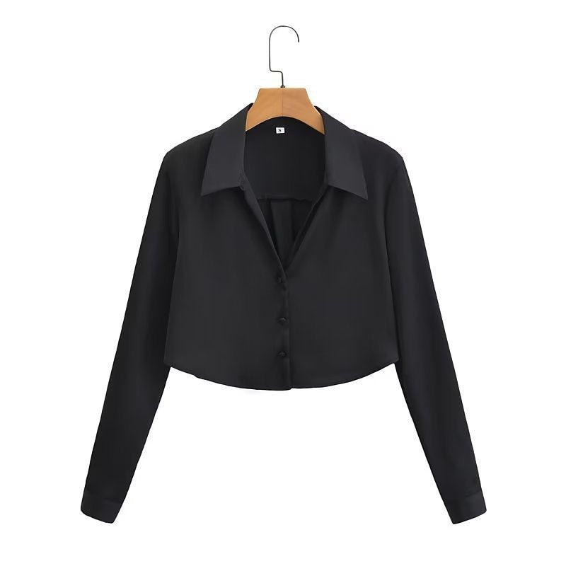 Dame crop-bluse med elegant krave og gennemgående knaplukning Stilla