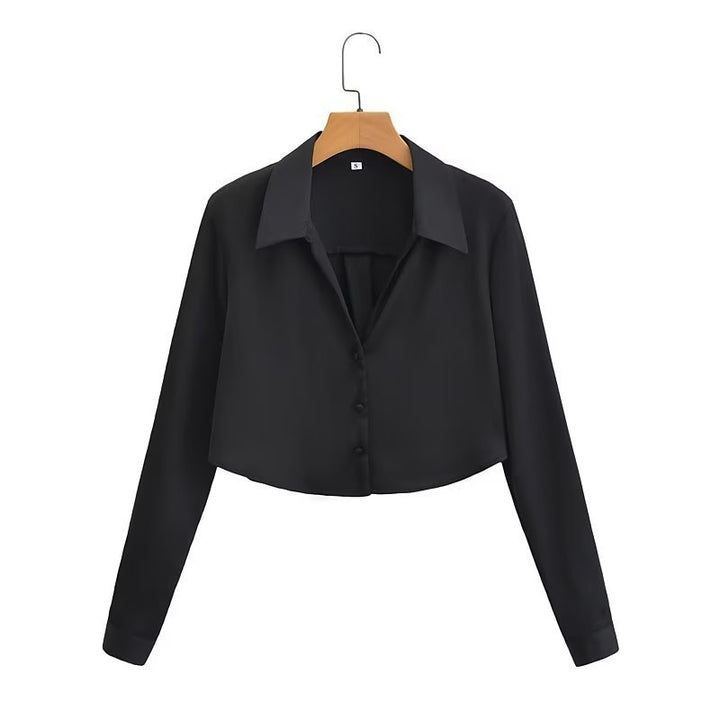 Dame crop-bluse med elegant krave og gennemgående knaplukning Stilla