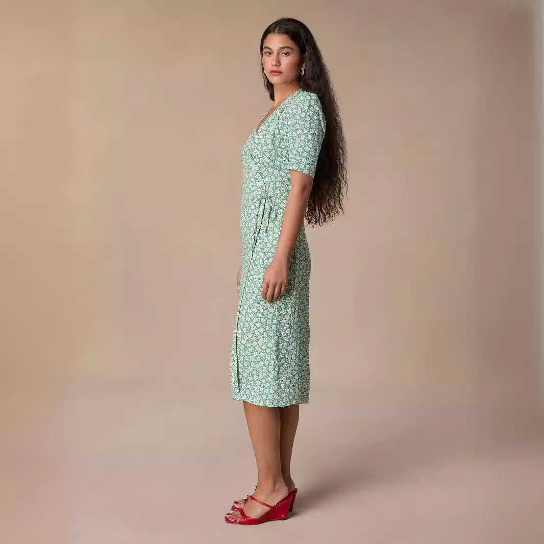 Dame wrap kjole med blomsterprint og elegant knapliste Stilla